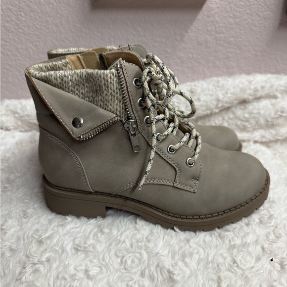 Girls Grayish/Beige Ankle Boots, sz 5.5 - Picture 4 of 7